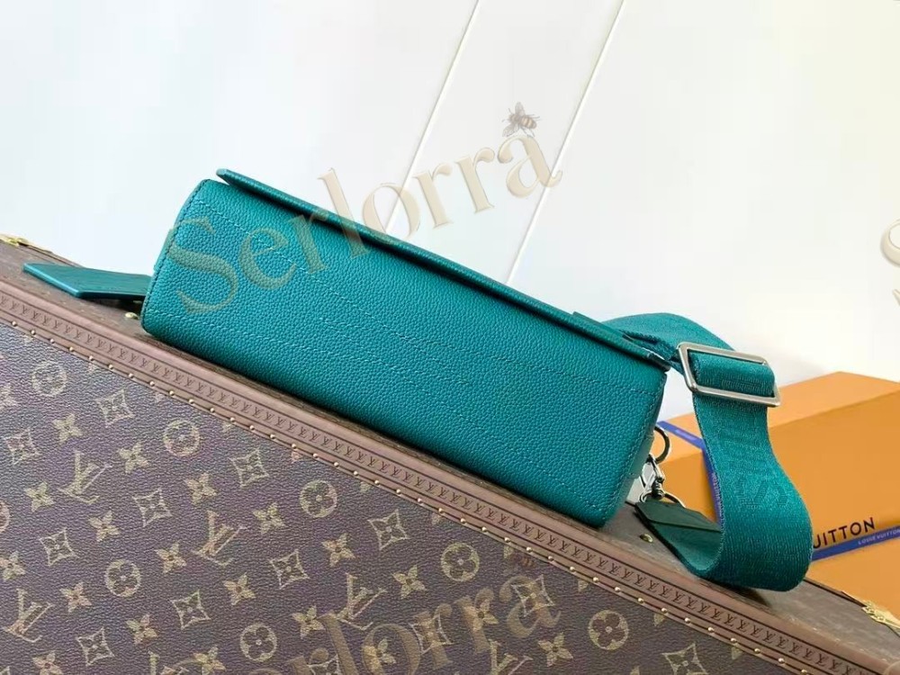 LOUIS VUITTON TAKEOFF MESSENGER