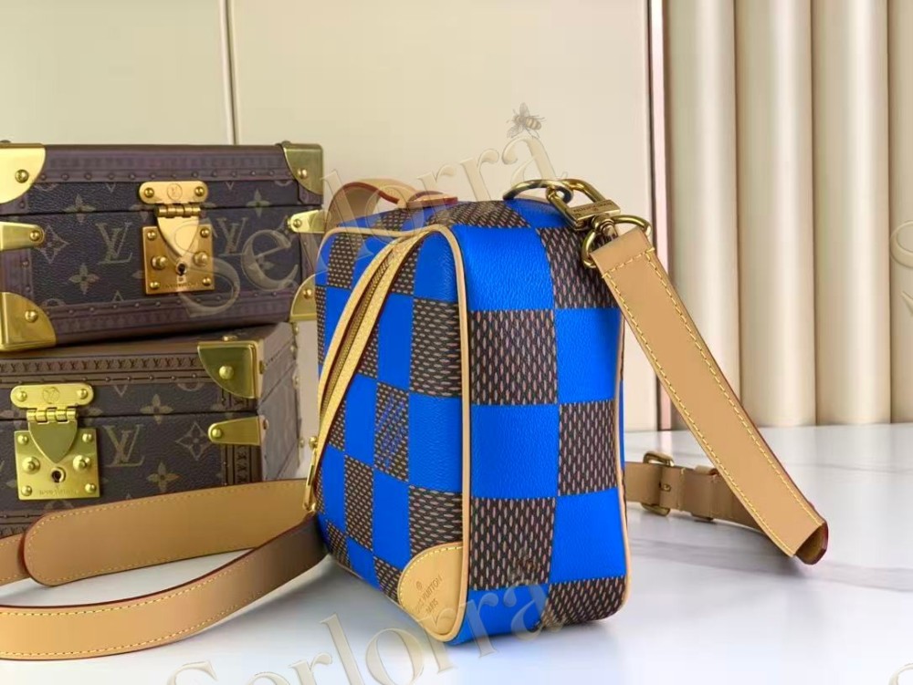 LOUIS VUITTON CHESS MESSENGER