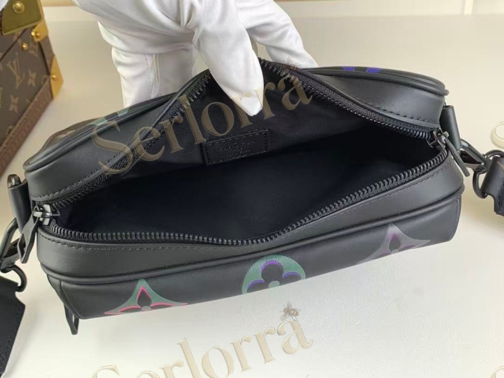 LOUIS VUITTON COMET MESSENGER PM