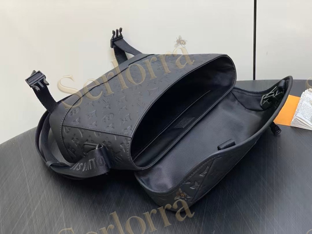 LOUIS VUITTON MESSENGER VOYAGER PM