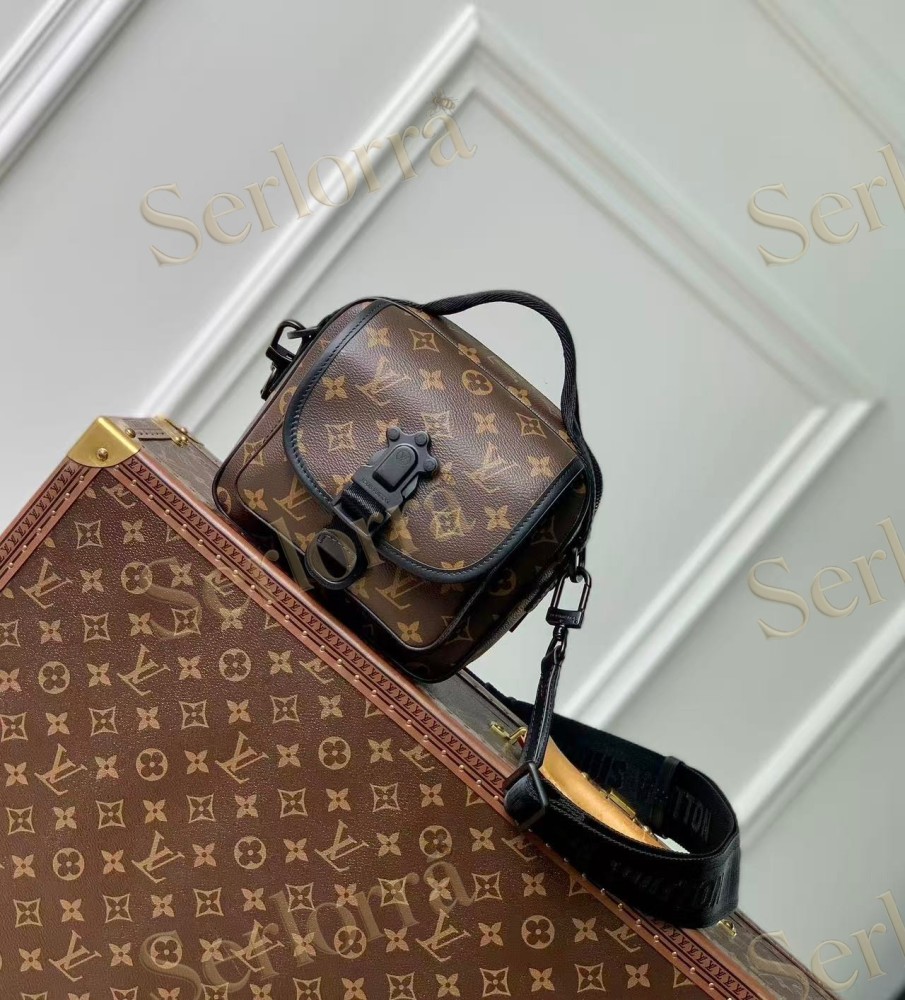 LOUIS VUITTON QUEST MESSENGER