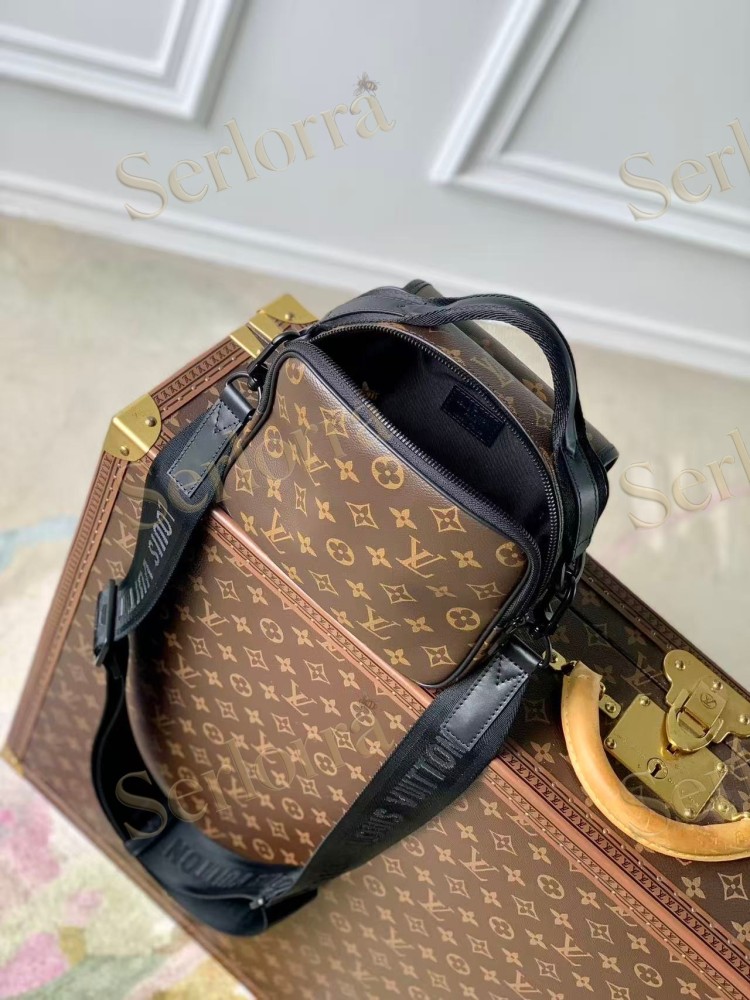 LOUIS VUITTON QUEST MESSENGER
