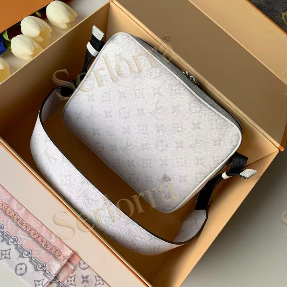 LOUIS VUITTON OUTDOOR MESSENGER