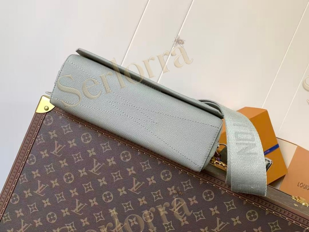 LOUIS VUITTON TAKEOFF MESSENGER