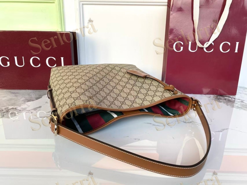 GUCCI GG EMBLEM MEDIUM SHOULDER BAG
