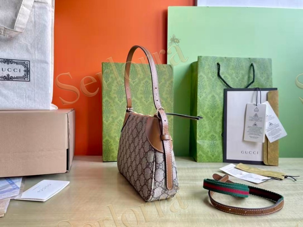 GUCCI GG EMBLEM SMALL SHOULDER BAG