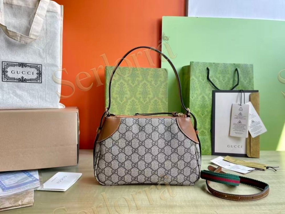GUCCI GG EMBLEM SMALL SHOULDER BAG