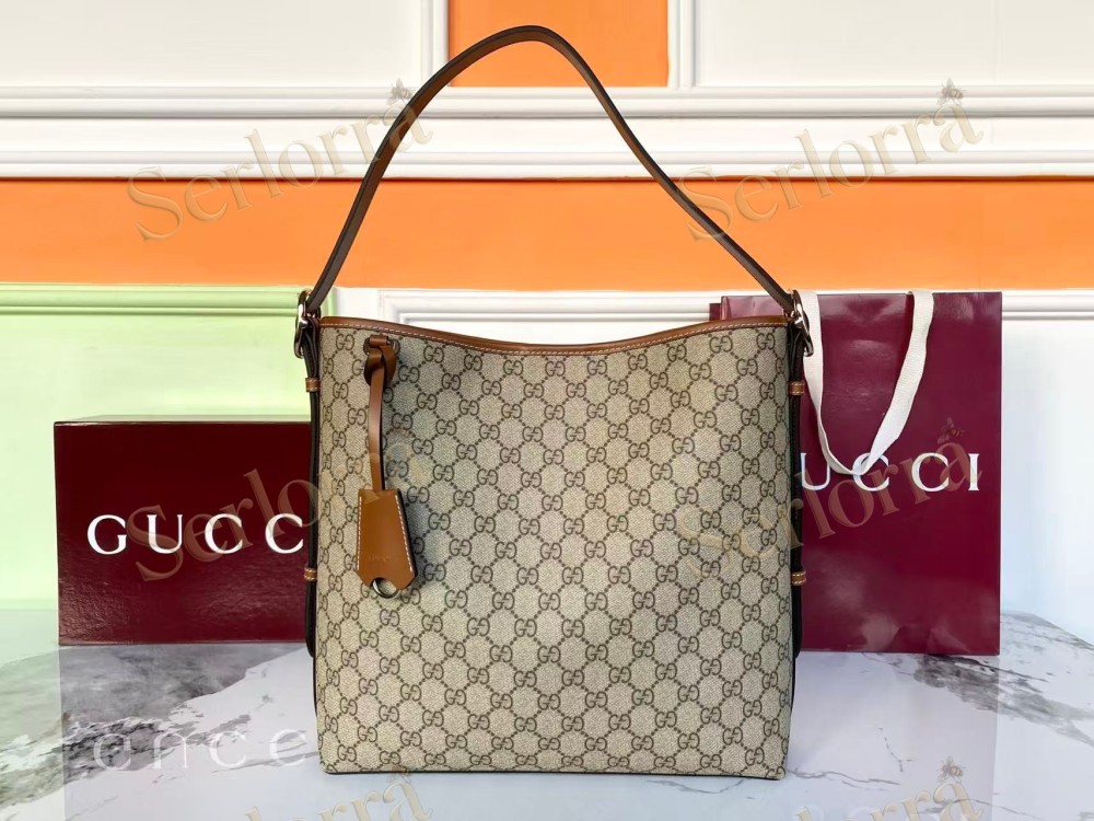GUCCI GG EMBLEM MEDIUM SHOULDER BAG