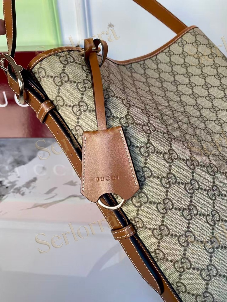 GUCCI GG EMBLEM MEDIUM SHOULDER BAG