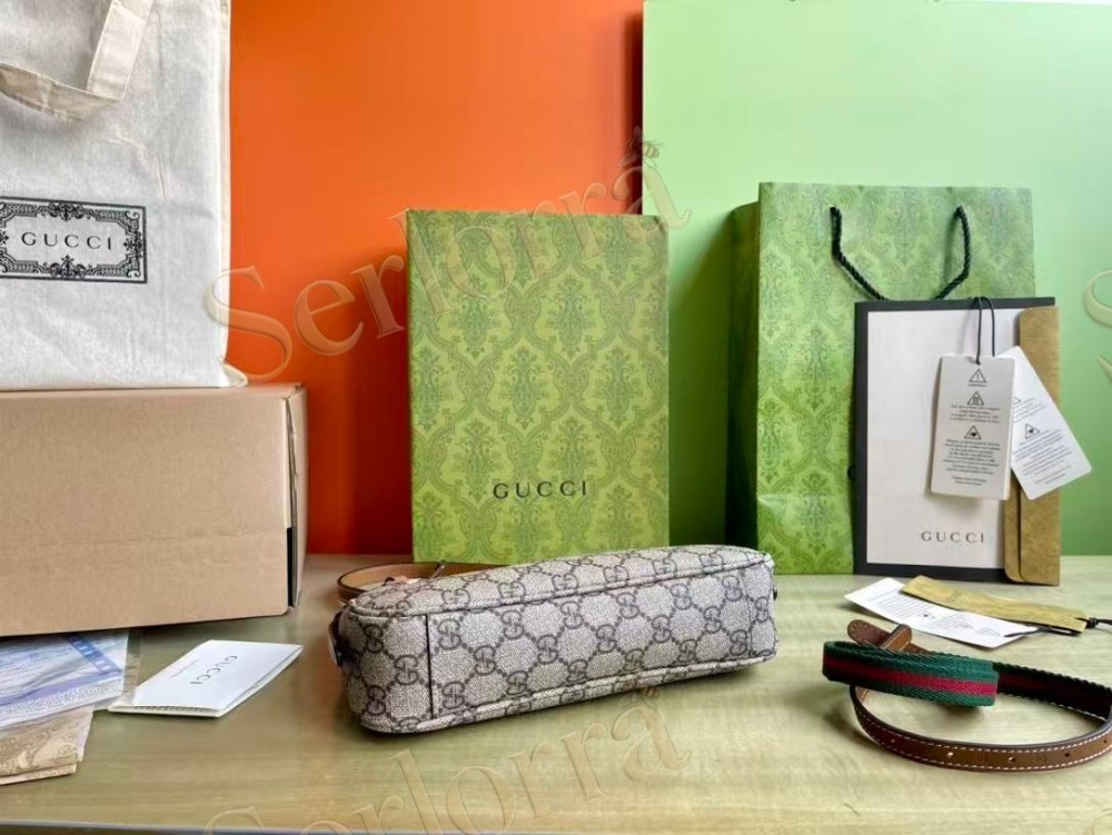 GUCCI GG EMBLEM SMALL SHOULDER BAG