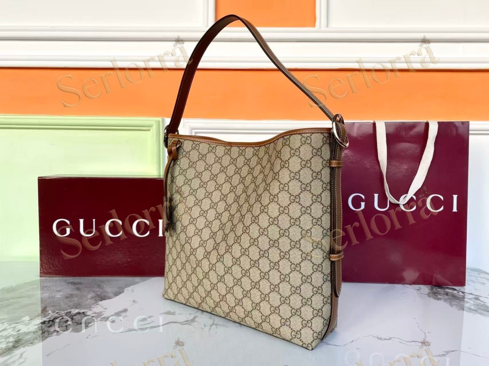 GUCCI GG EMBLEM MEDIUM SHOULDER BAG