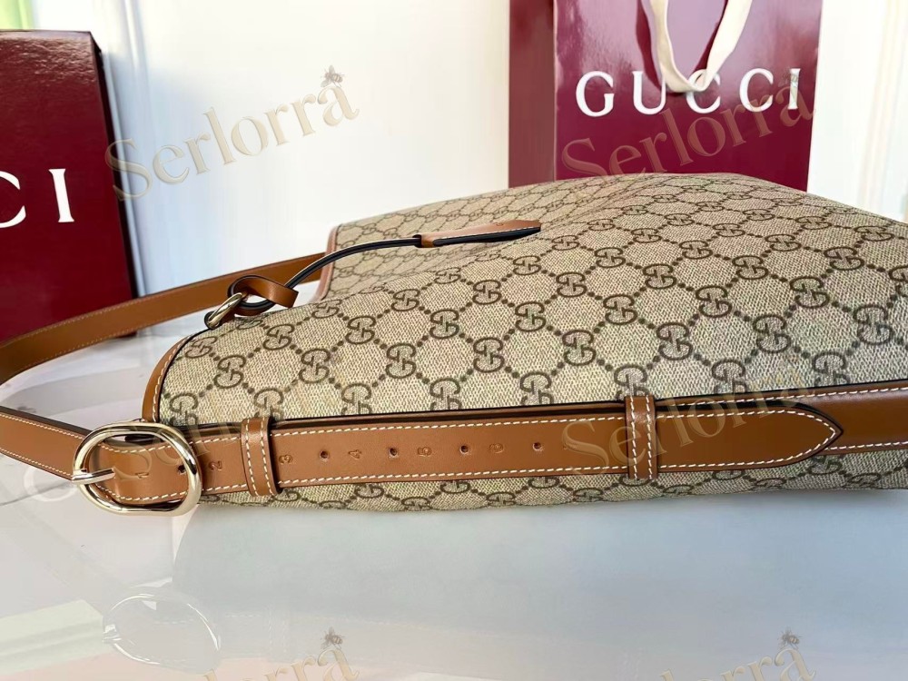 GUCCI GG EMBLEM MEDIUM SHOULDER BAG