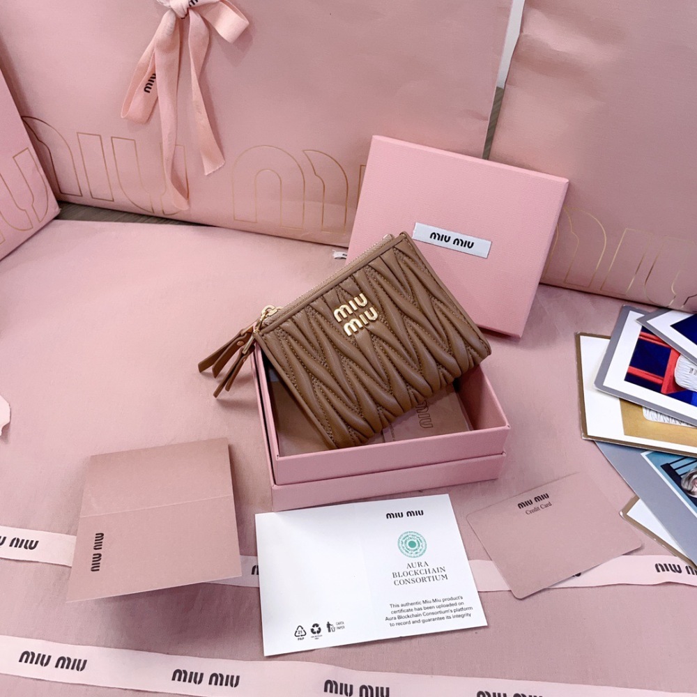 MIU MIU MATELASSÉ CARD HOLDER