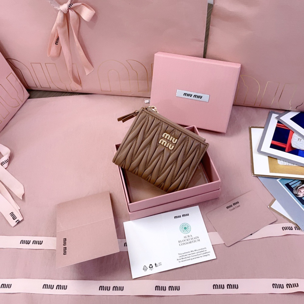 MIU MIU MATELASSÉ CARD HOLDER