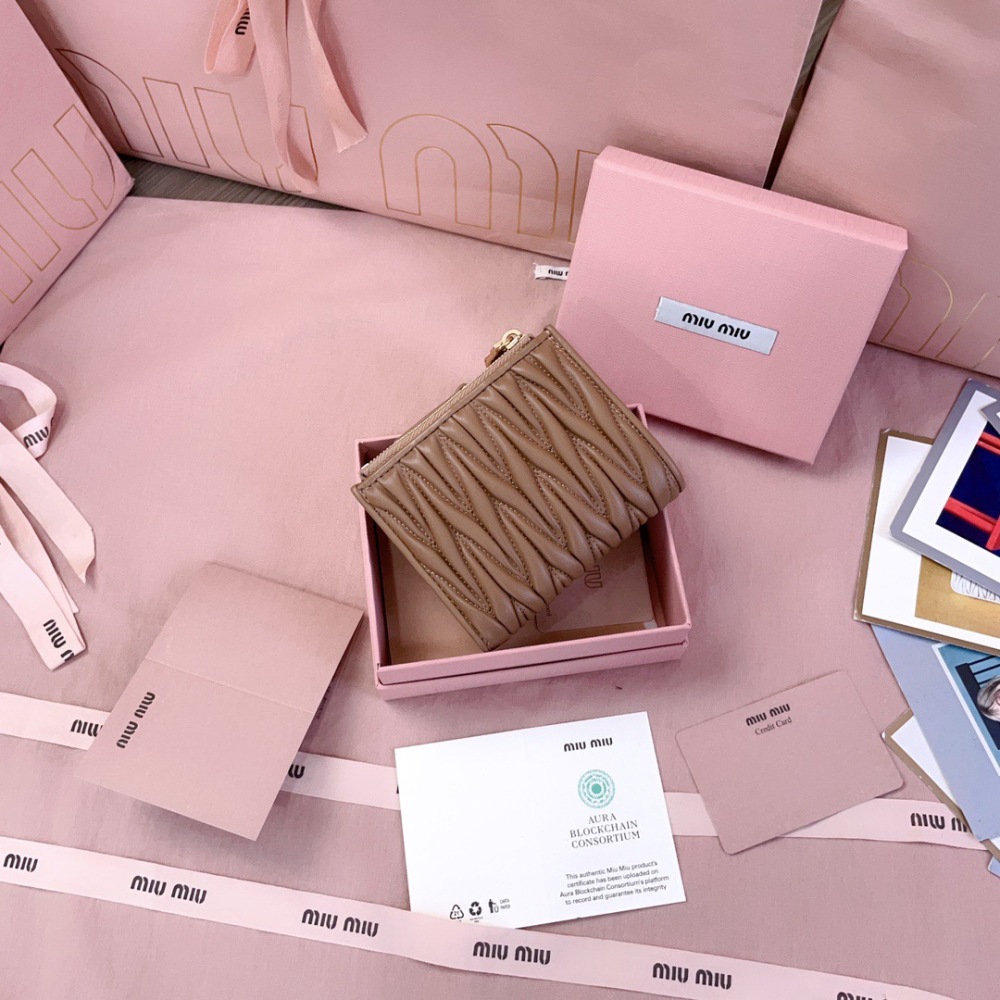 MIU MIU MATELASSÉ CARD HOLDER