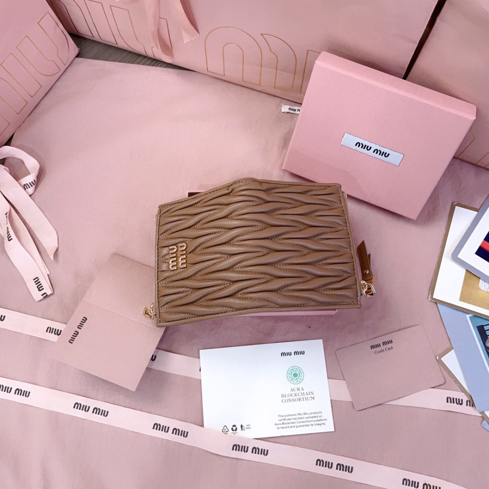 MIU MIU MATELASSÉ CARD HOLDER