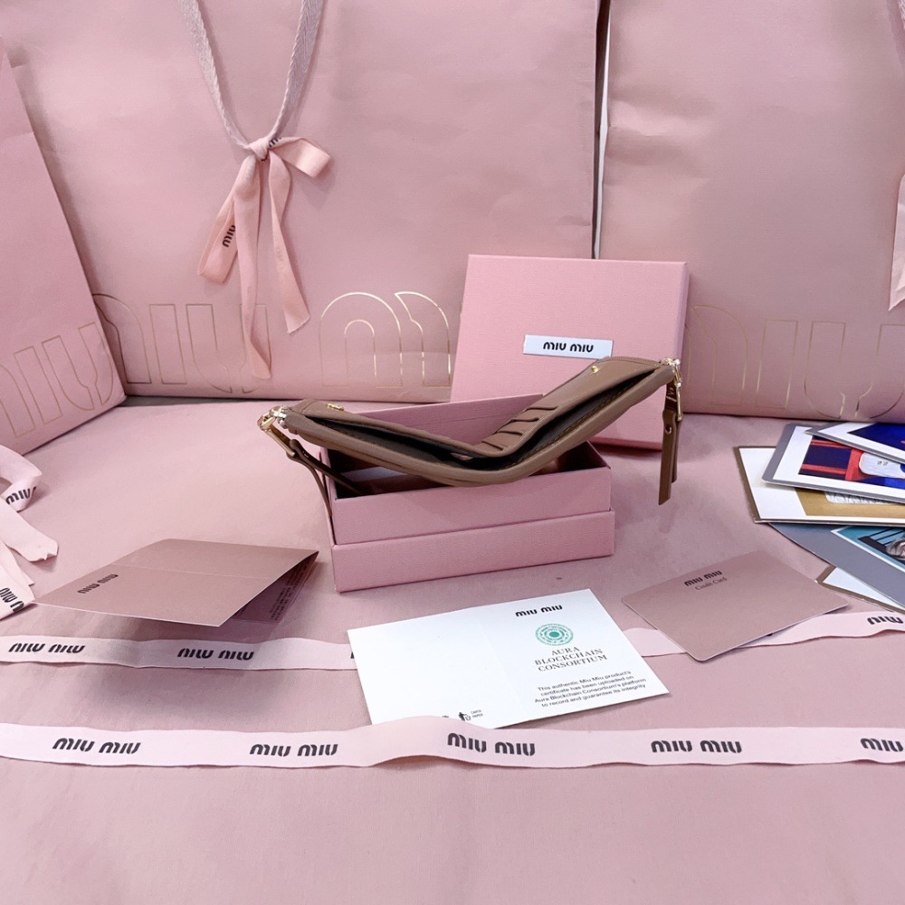 MIU MIU MATELASSÉ CARD HOLDER