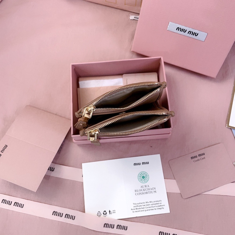 MIU MIU MATELASSÉ CARD HOLDER