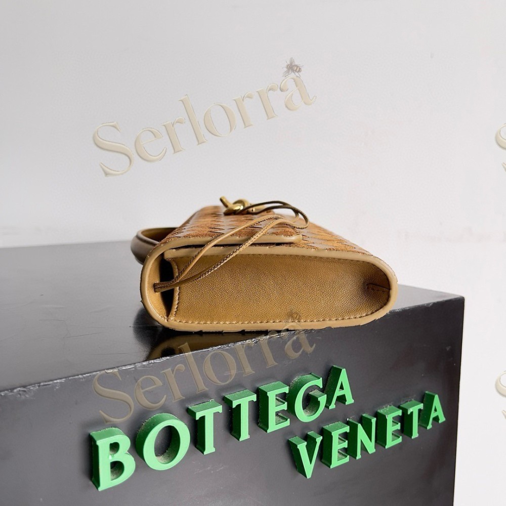 BOTTEGA VENETA ANDIAMO CLUTCH