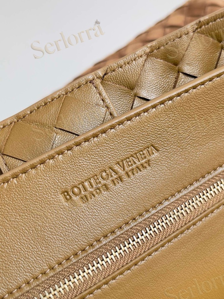 BOTTEGA VENETA ANDIAMO LARGE INTRECCIATO LEATHER TOTE