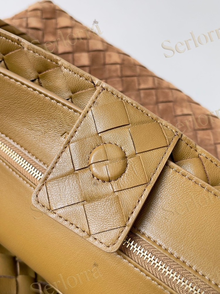 BOTTEGA VENETA ANDIAMO LARGE INTRECCIATO LEATHER TOTE