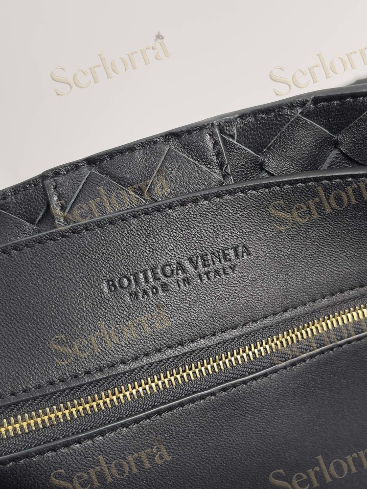 BOTTEGA VENETA ANDIAMO LARGE INTRECCIATO LEATHER TOTE