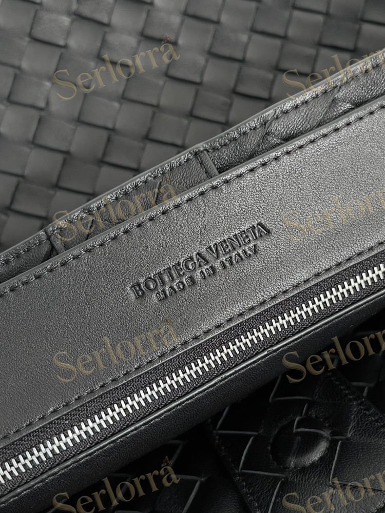 BOTTEGA VENETA ANDIAMO LARGE INTRECCIATO LEATHER TOTE