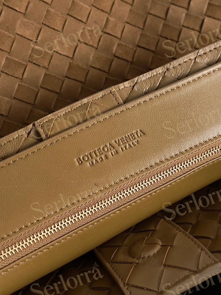 BOTTEGA VENETA ANDIAMO LARGE INTRECCIATO LEATHER TOTE