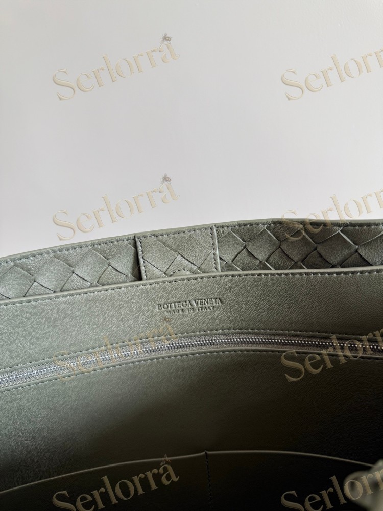 BOTTEGA VENETA ANDIAMO LARGE INTRECCIATO LEATHER TOTE