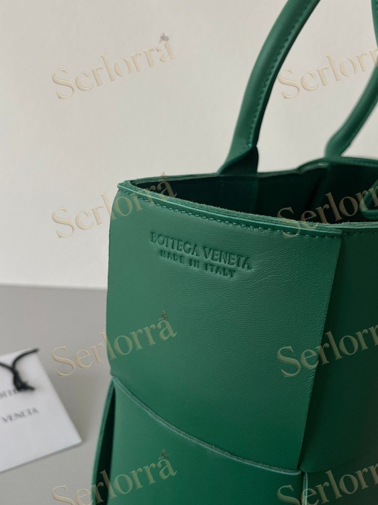BOTTEGA VENETA SMALL ARCO TOTE