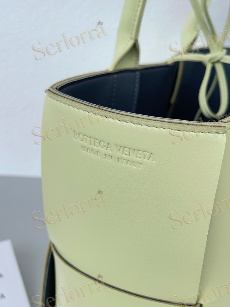 BOTTEGA VENETA SMALL ARCO TOTE