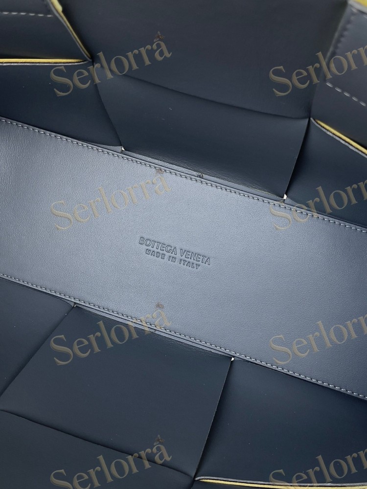 BOTTEGA VENETA SMALL ARCO TOTE