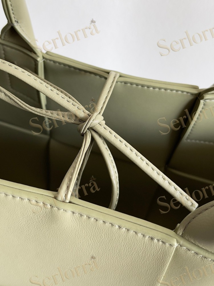 BOTTEGA VENETA SMALL ARCO TOTE