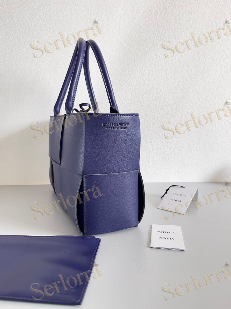BOTTEGA VENETA SMALL ARCO TOTE