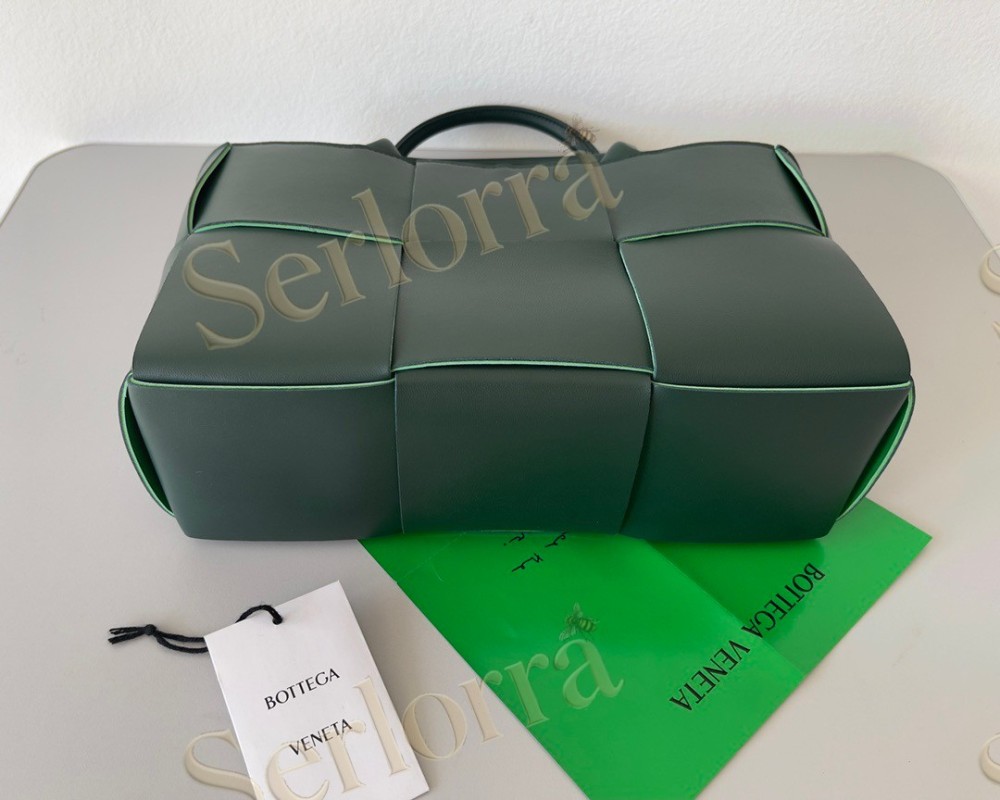 BOTTEGA VENETA SMALL ARCO TOTE