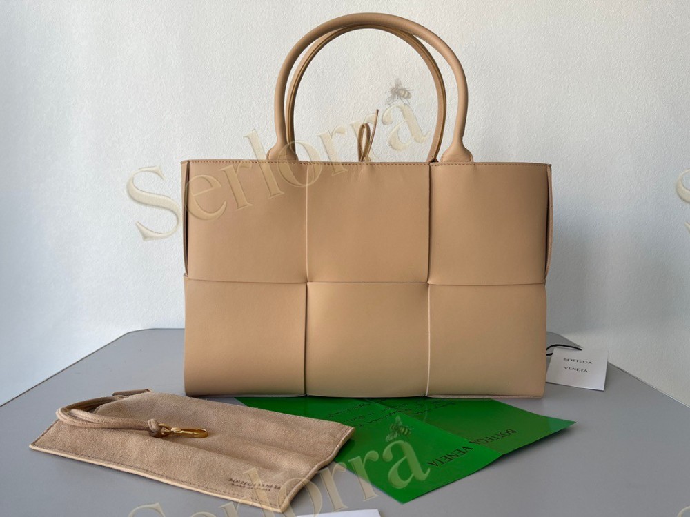 BOTTEGA VENETA ARCO TOTE