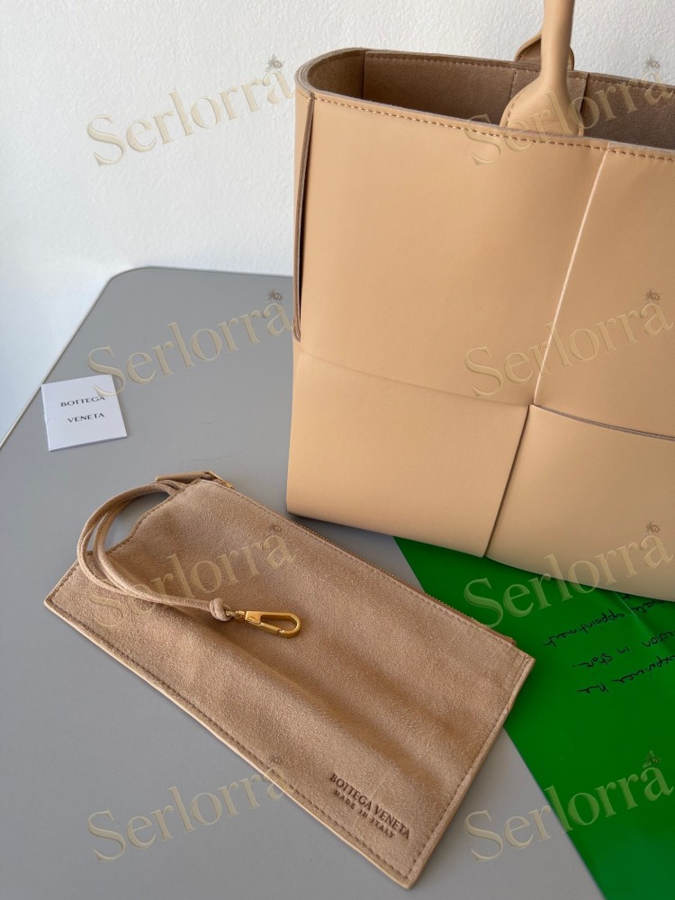 BOTTEGA VENETA ARCO TOTE