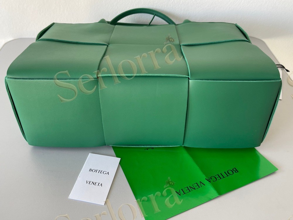 BOTTEGA VENETA ARCO TOTE
