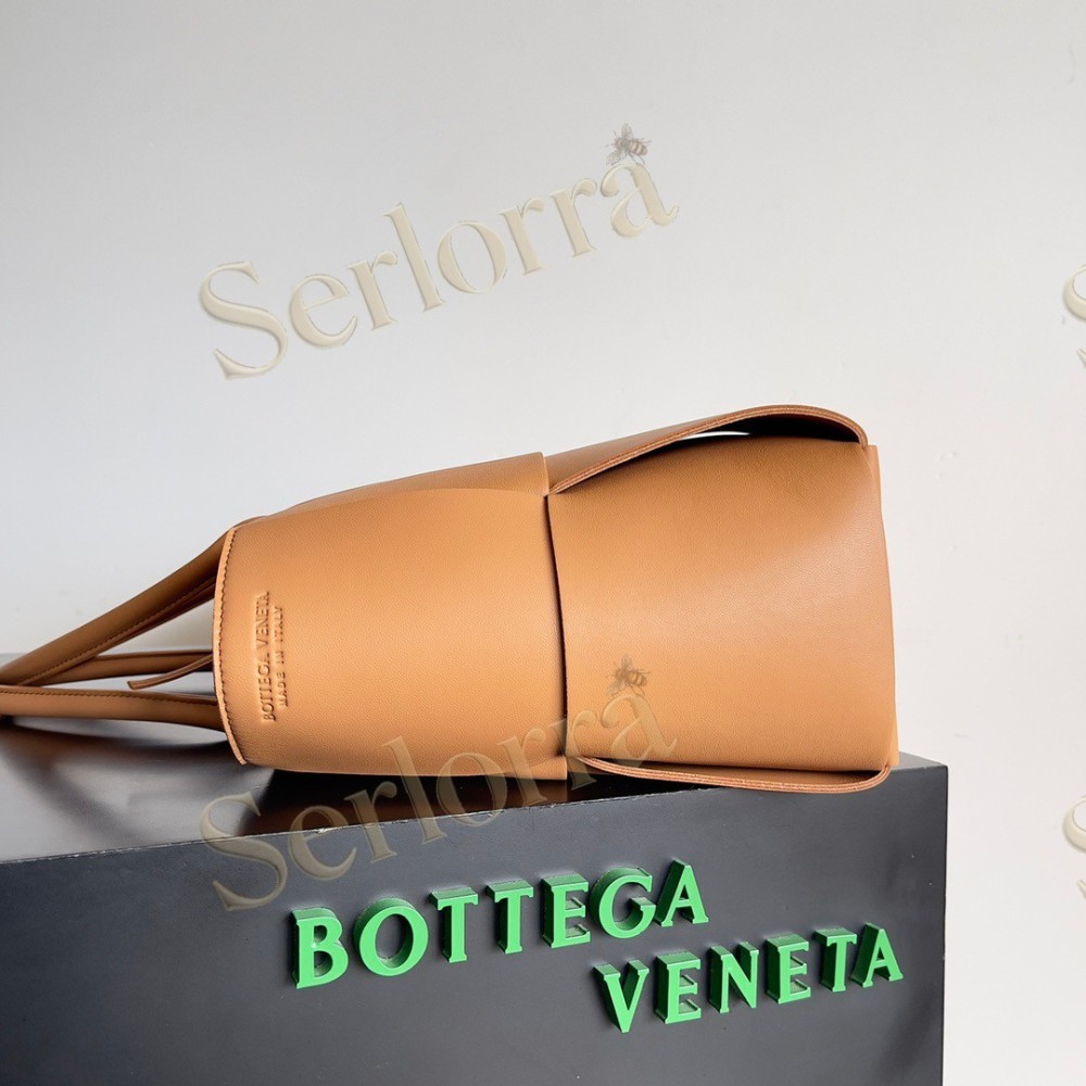 BOTTEGA VENETA ARCO TOTE