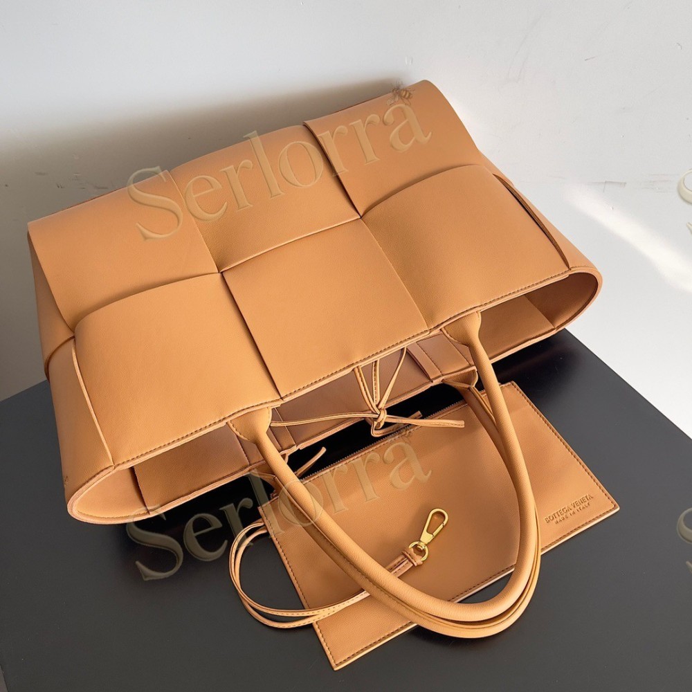 BOTTEGA VENETA ARCO TOTE