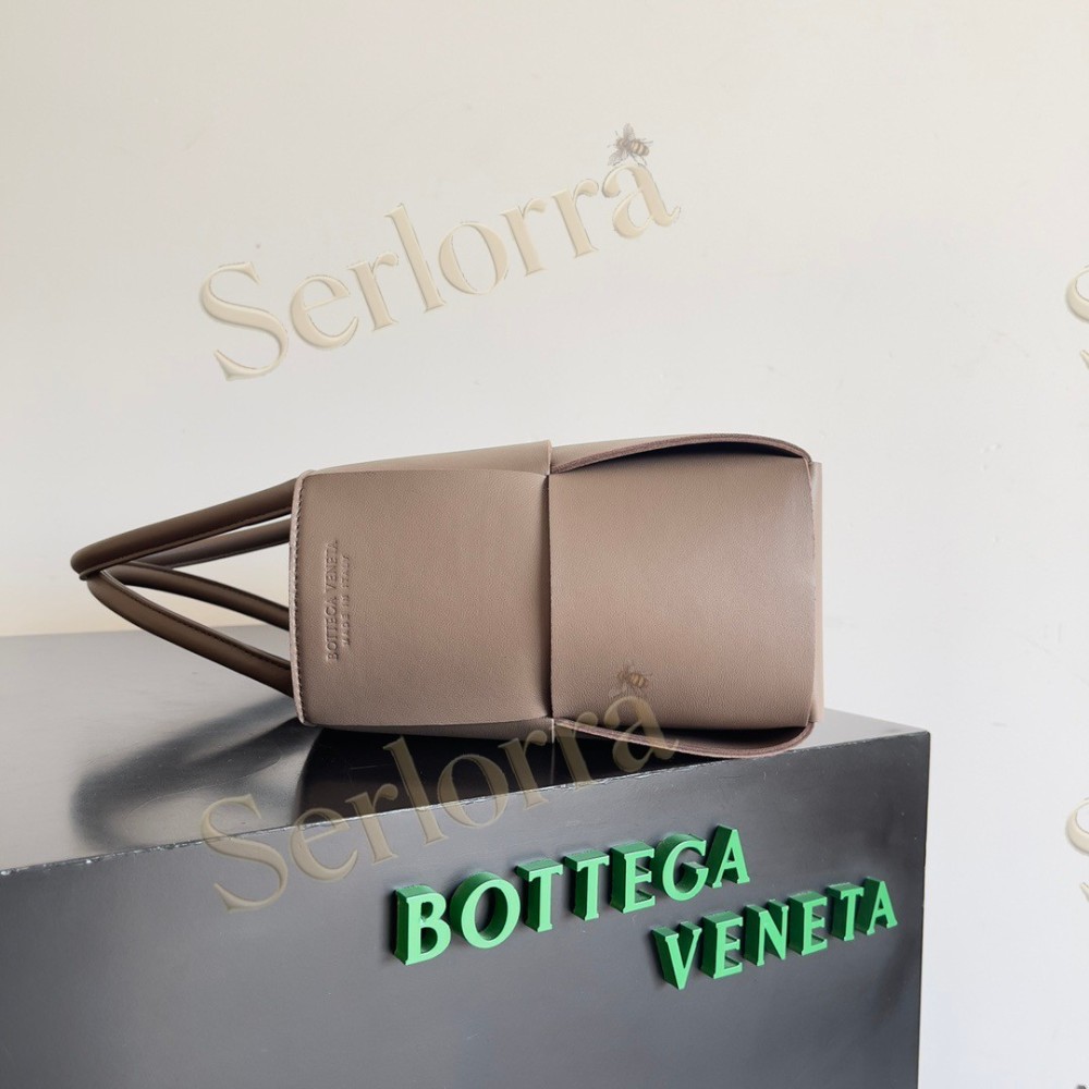 BOTTEGA VENETA ARCO TOTE