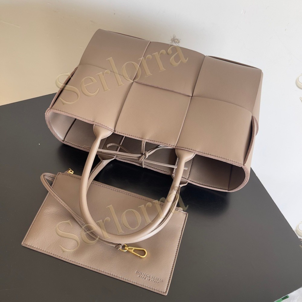 BOTTEGA VENETA ARCO TOTE