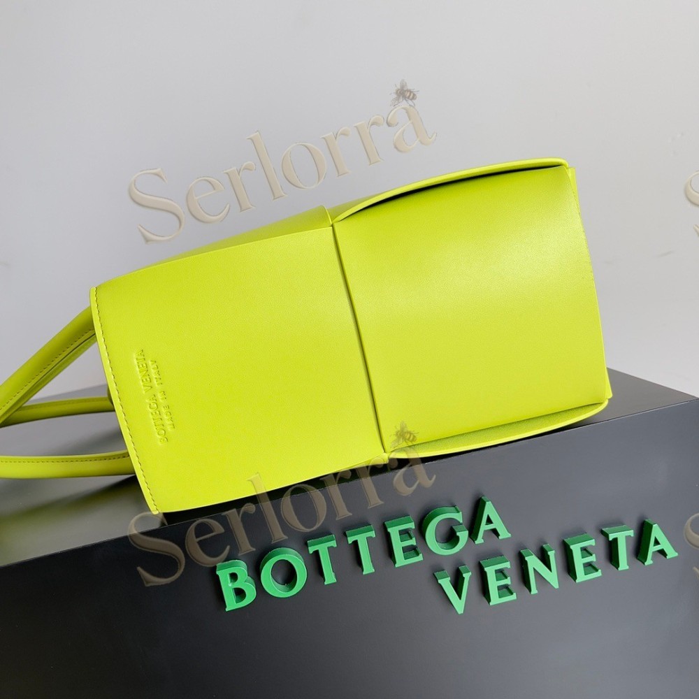 BOTTEGA VENETA ARCO TOTE