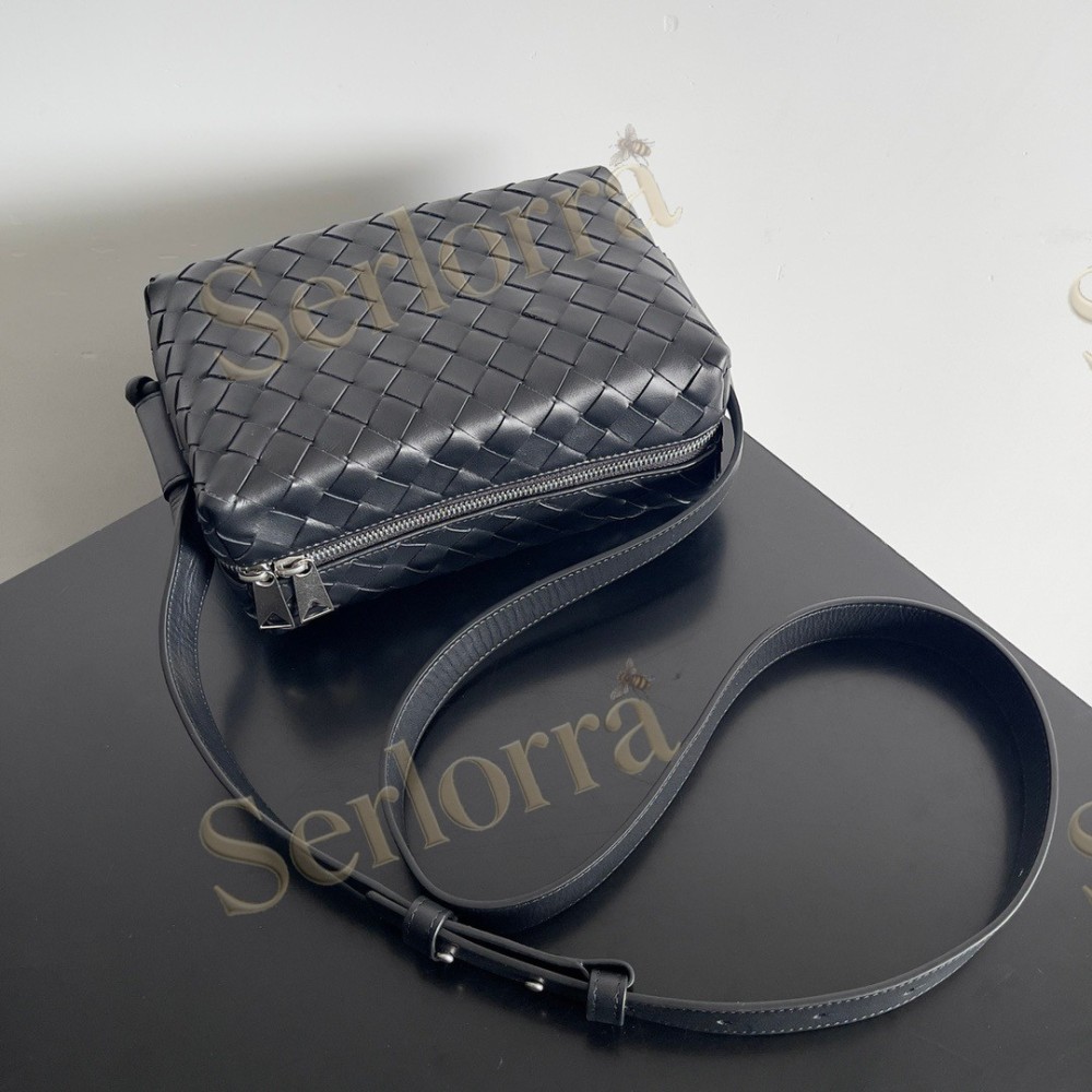 BOTTEGA VENETA INTRECCIATO CAMERA BAG