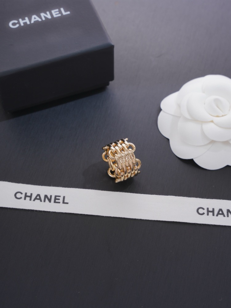 CHANEL MULTI-LAYER INTERLOCK CHAIN GOLD RING