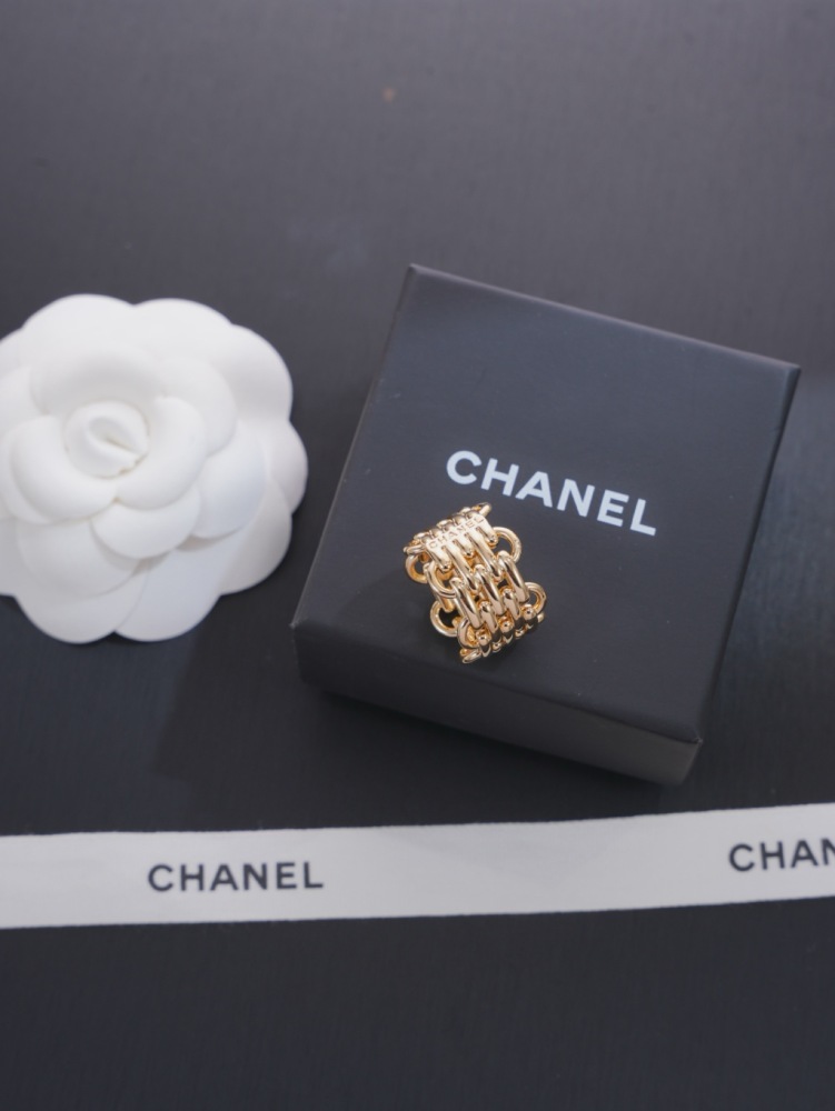 CHANEL MULTI-LAYER INTERLOCK CHAIN GOLD RING