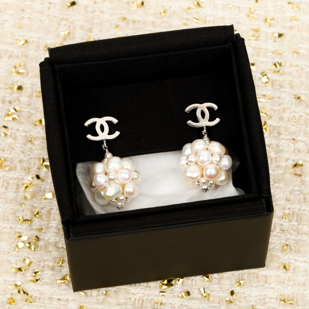 CHANEL CC LOGO PEARL CLUSTER DROP EARRINGS