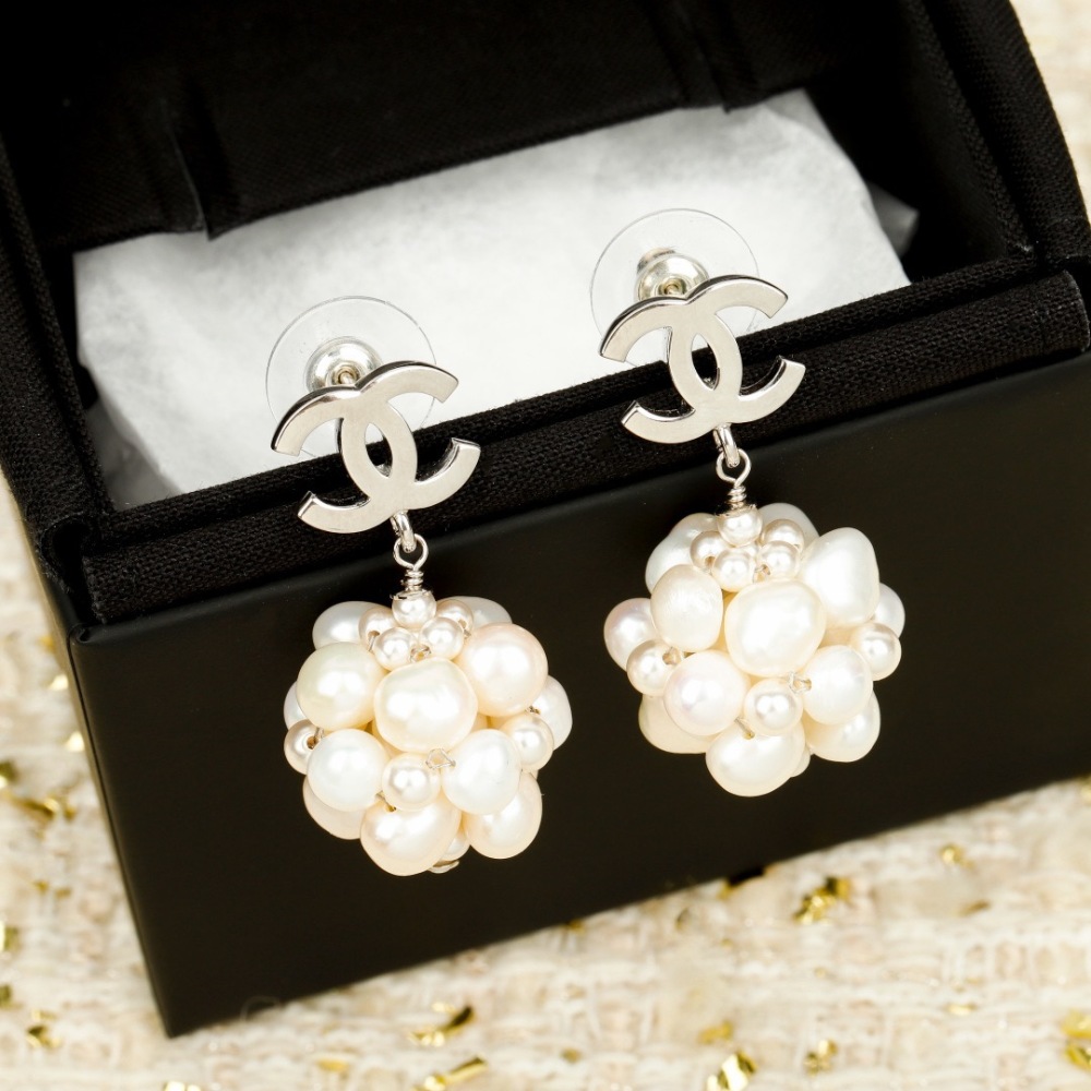 CHANEL CC LOGO PEARL CLUSTER DROP EARRINGS