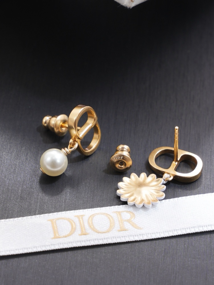 DIOR CD PEARL DAISY ASYMMETRICAL EARRINGS
