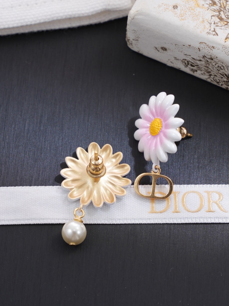 DIOR MISMATCH DAISY PEARL CD EARRINGS